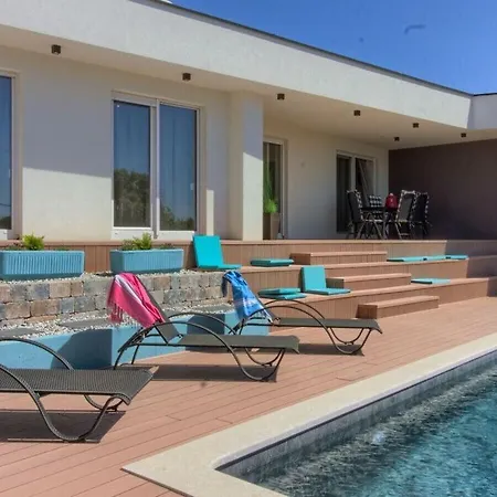 Senorita Mit Pool In Vila *