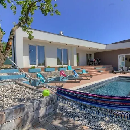 Vila Senorita Mit Pool In Pula